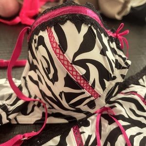 Candie’s 36B Demi Bra